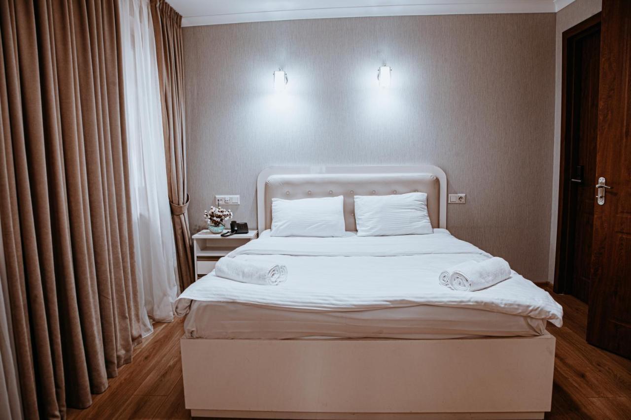 Sama Grand Hotel Tbilisi Buitenkant foto